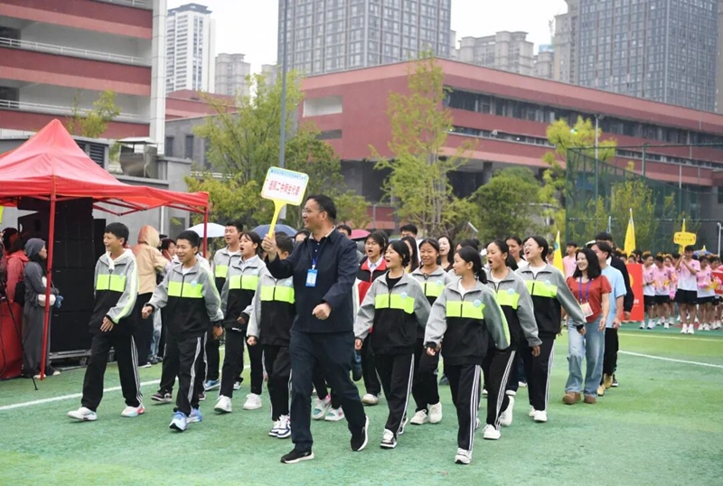 9月29日，貴陽市第十八中學精準幫扶的威寧迤那第二中學師生代表方隊參加第四十五屆體育藝術節開幕式入場式。