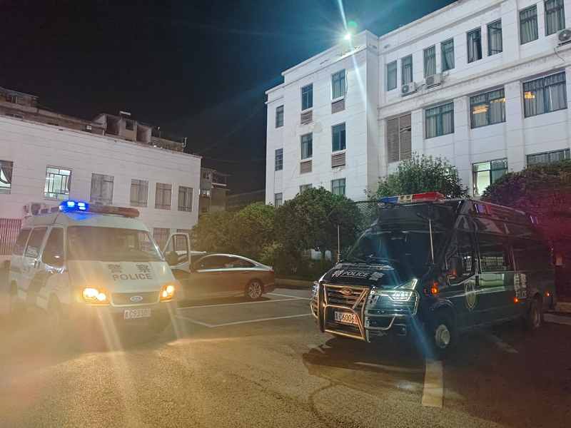 桐梓縣交巡中心執勤車輛 陳娟攝.jpg