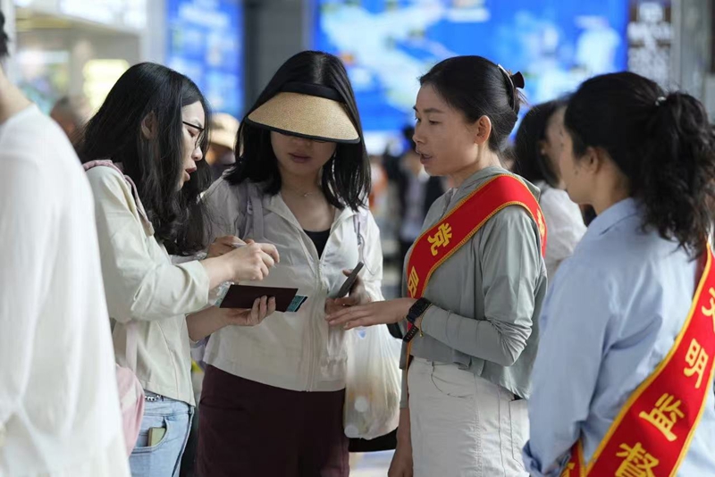 7 志愿者為游客提供指引