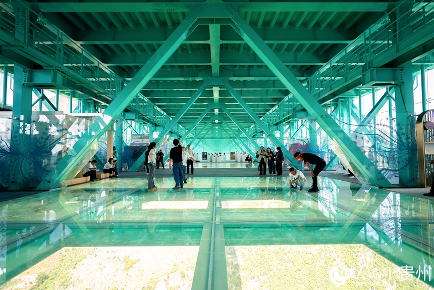 參觀者在花江峽谷大橋中部的玻璃觀光廳體驗獨特的觀景視角。人民網記者 涂敏攝