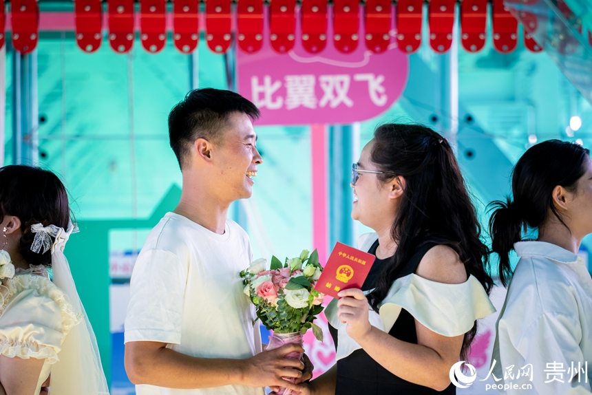 新人在花江峽谷大橋上拍攝紀念照。人民網記者 涂敏攝