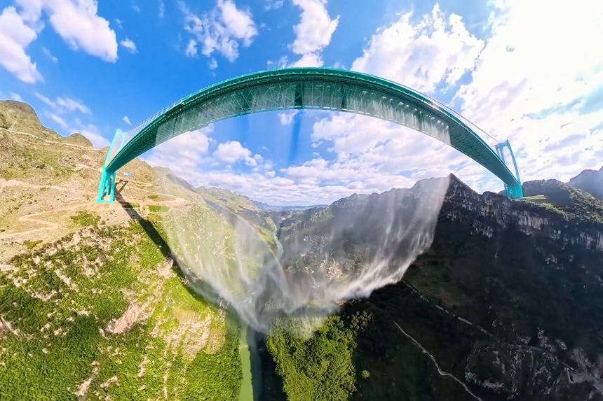 花江峽谷大橋正在進行水巨型幕測試。動靜貴州視頻截圖