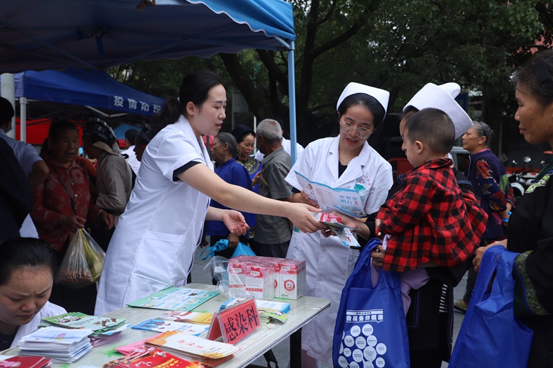 發放宣傳資料。