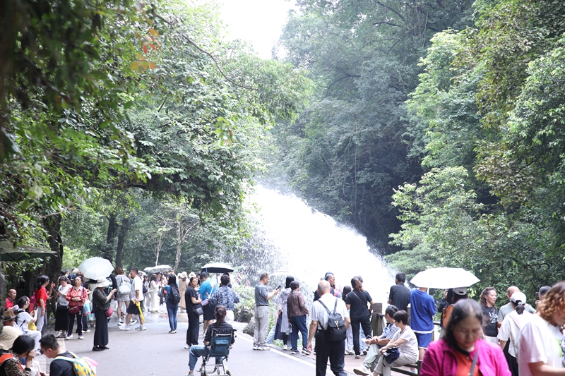 5 圖為景區人流如潮.JPG