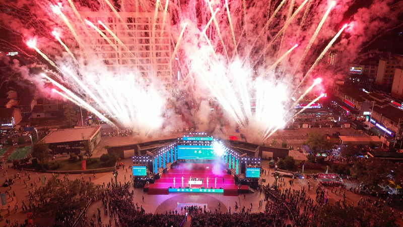 1人璀璨煙花綻放，氣排球燃動荔波城。