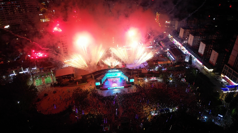 2 璀璨煙花綻放，氣排球燃動荔波城。