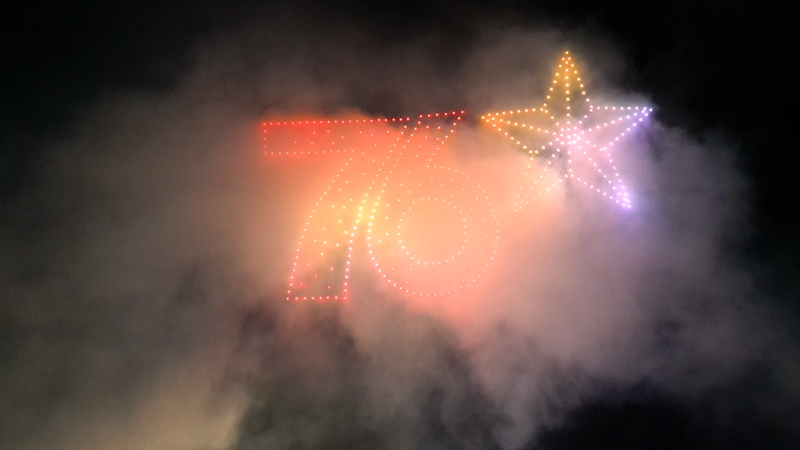 6 無人機在夜空中編織出“76周年”圖案和字樣