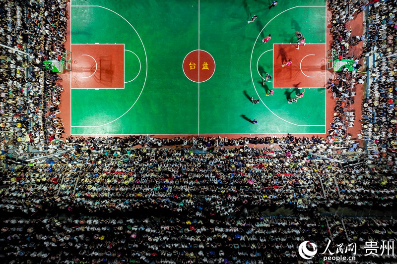 1 航拍貴州臺江縣臺盤“村BA”現場。人民網 涂敏 攝