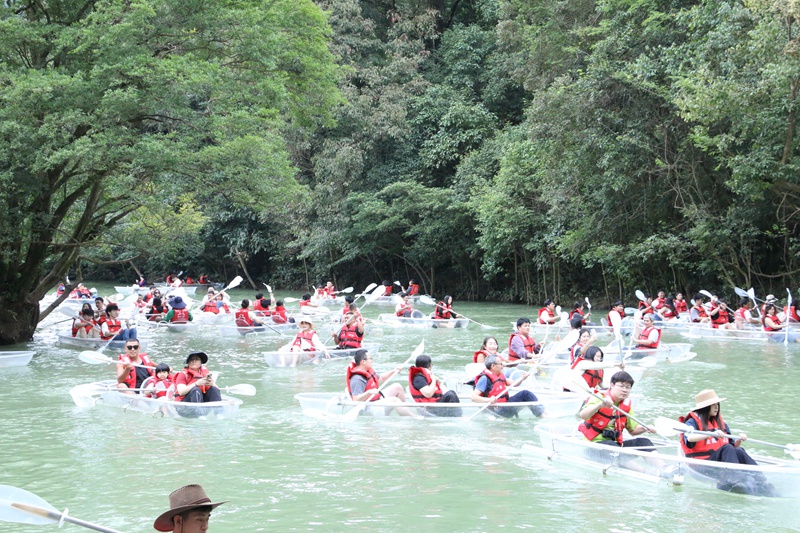 8 鴛鴦湖游客劃玻璃船1