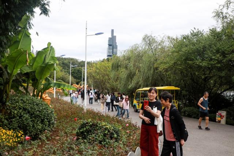 8、游客在觀山湖公園游玩。