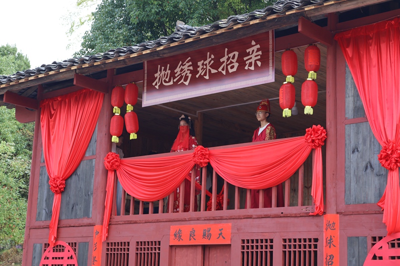 2、游客積極參與景區拋繡球招親活動。 王裕攝