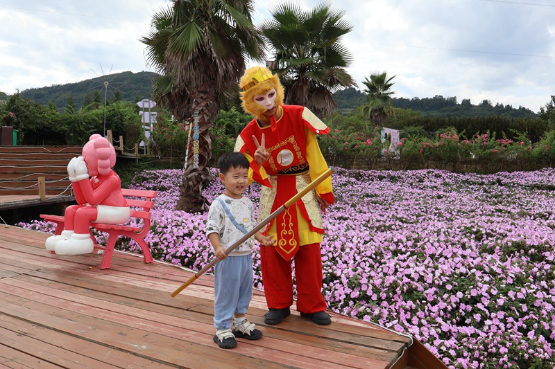 3、游客與景區國風NPC合影留念。 王裕攝