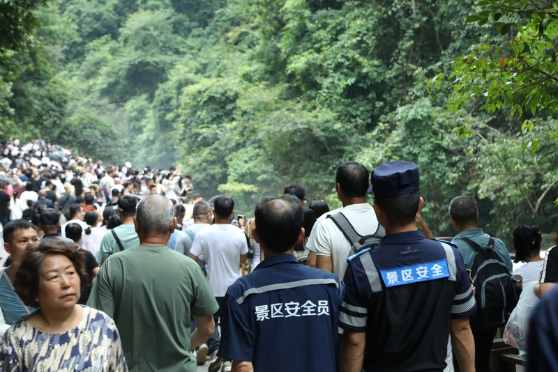 景區安全員正按網格化分工在指定區域巡邏，全程守護游客安全。戴友維攝