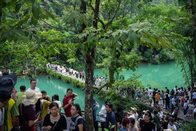 小七孔古橋人頭攢動。羅凱攝