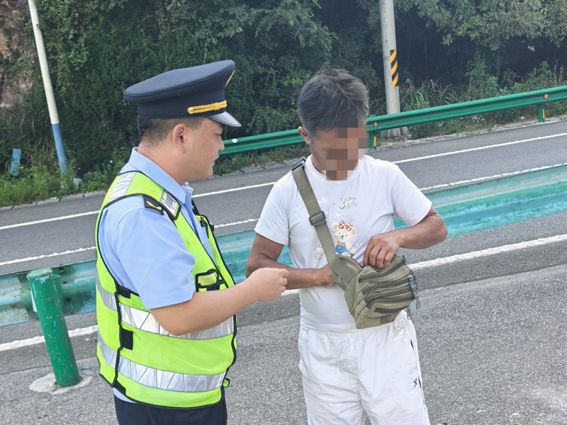 在高速發現殘疾男子尋找身份信息。