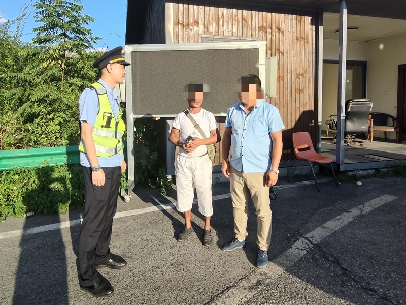 將男子移送家屬身邊并交代安全事項。