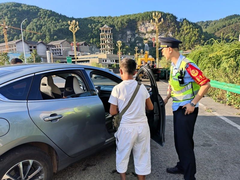 家屬安全將殘疾男子帶回家。