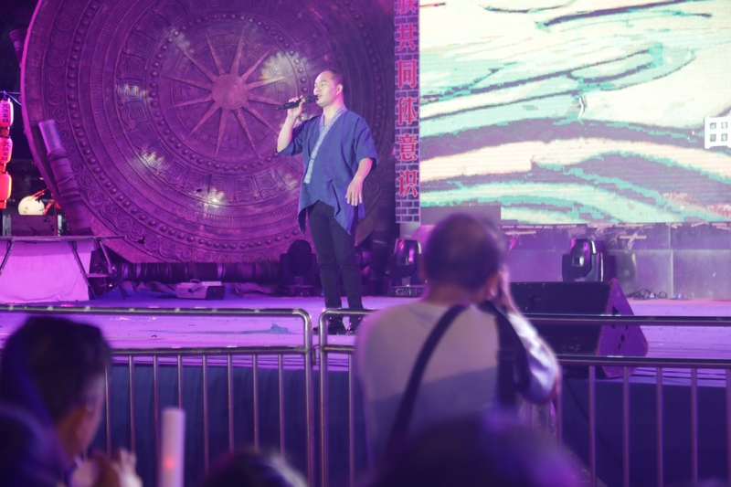 歌曲《對著月亮喝二兩》。