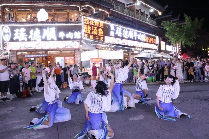 布依族舞蹈《刺梨花紅》。