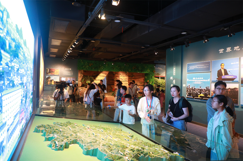 游客參觀貴州省地質博物館。