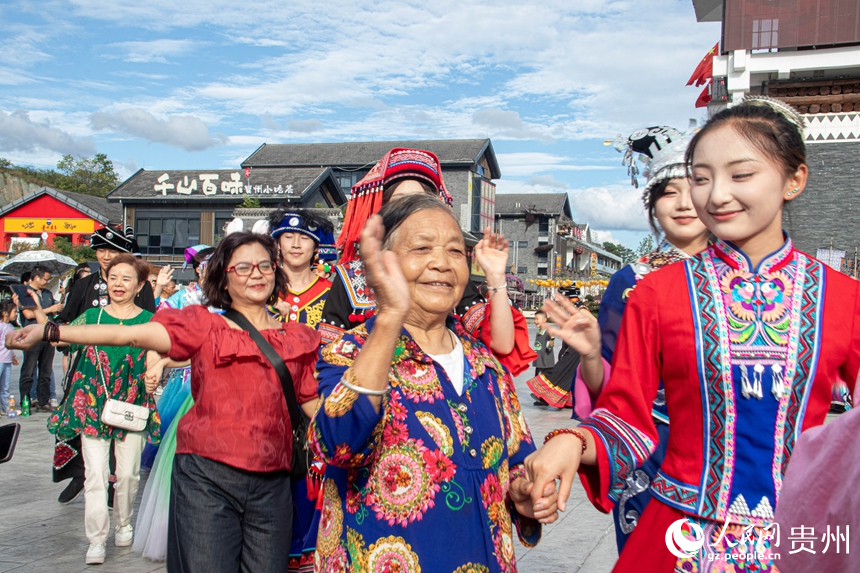 游客加入巡游隊伍。 人民網 黃小桃攝