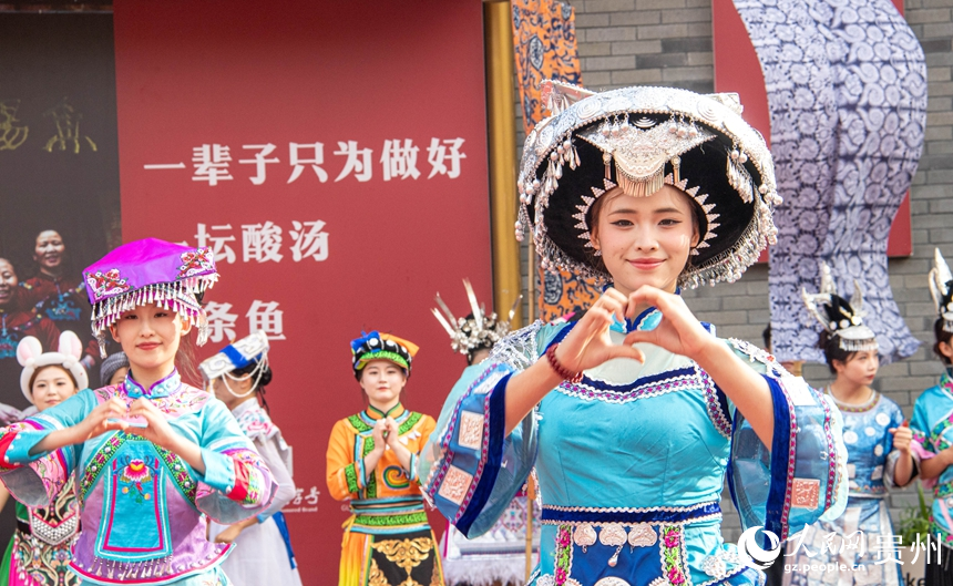 巡游演出。 人民網 黃小桃攝