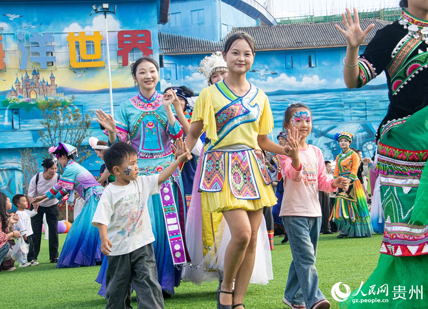 巡游現場。 人民網 黃小桃攝