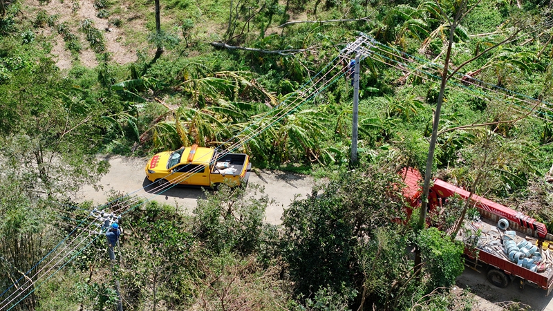 貴州電網搶修隊員正在檢修。胡春 攝.jpg