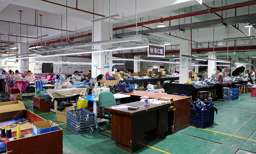 桐梓縣欣悅雨具加工廠熱火朝天的生產景象 。.JPG