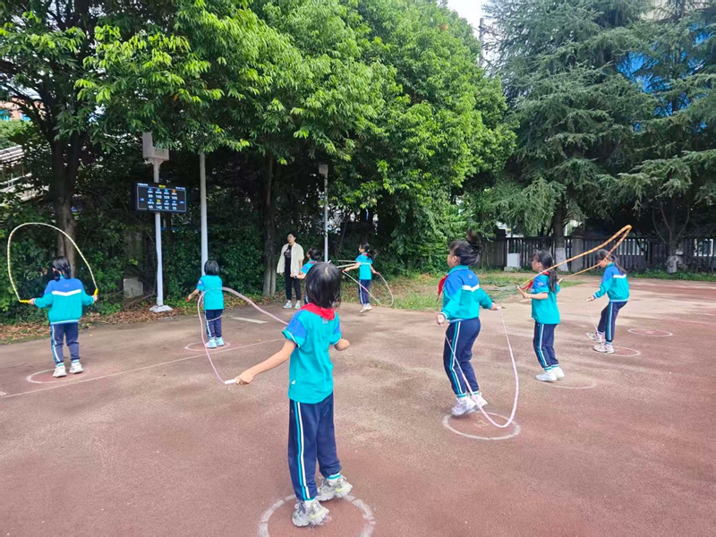 仁懷市鹽津第二小在“智能跳繩機”前跳繩。.jpg
