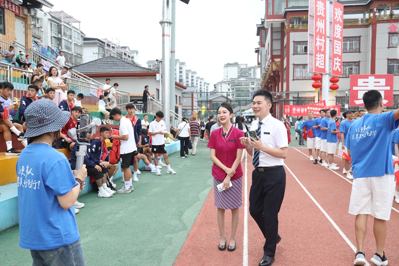 南航貴州公司攜“南航村超禮包”亮相貴州榕江“村超”賽事現場。南航貴州公司供圖