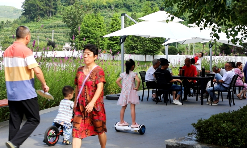 前來避暑納涼的游客 。陳桂良攝.jpg