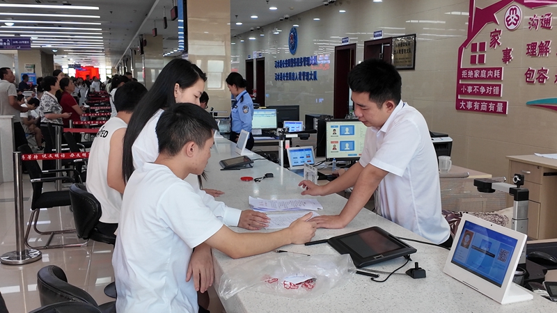 工作人員耐心的為群眾講解。王璽 攝.jpg