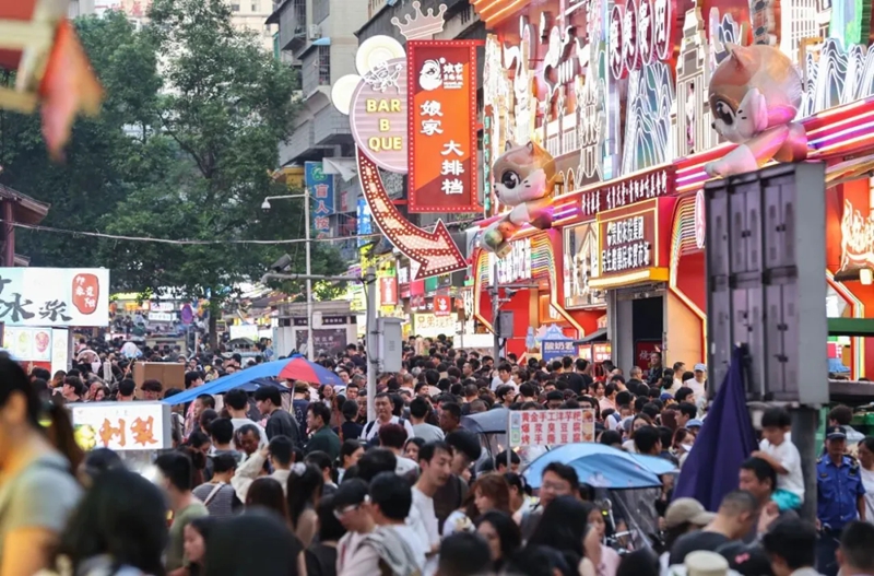 民生路好吃街人流如梭。