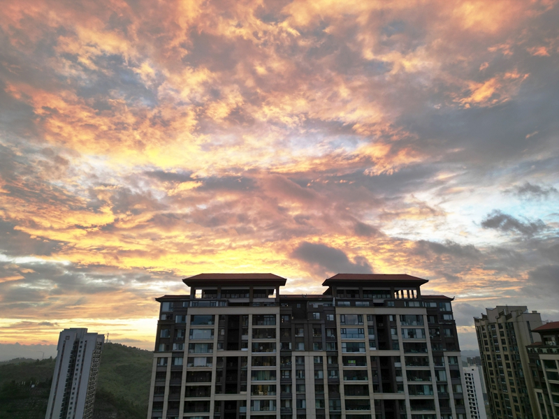 2025年10月8日，清晨的貴州省黔西市蓮城街道，霞光初綻、小城景美。