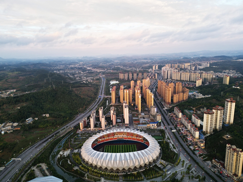 2025年10月8日，清晨的貴州省黔西市蓮城街道，霞光初綻、小城景美。
