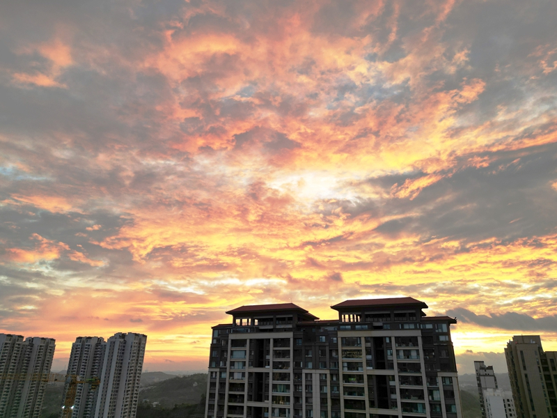 2025年10月8日，清晨的貴州省黔西市蓮城街道，霞光初綻、小城景美。