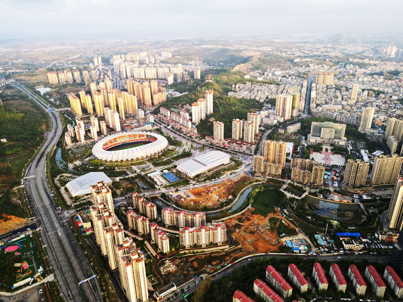 2025年10月8日，清晨的貴州省黔西市蓮城街道，霞光初綻、小城景美。