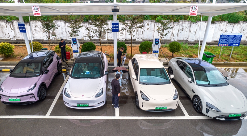 2025年10月7日,貴州S82筑大高速公路西溪服務區,新能源電動車師傅使用液冷超級充電樁充電(無人機照片)。