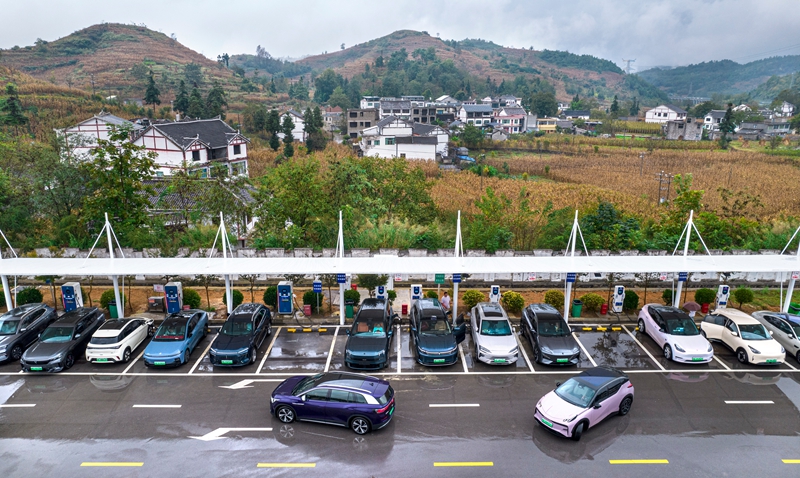 2025年10月7日,貴州S82筑大高速公路西溪服務區,新能源電動車師傅使用液冷超級充電樁充電(無人機照片)。