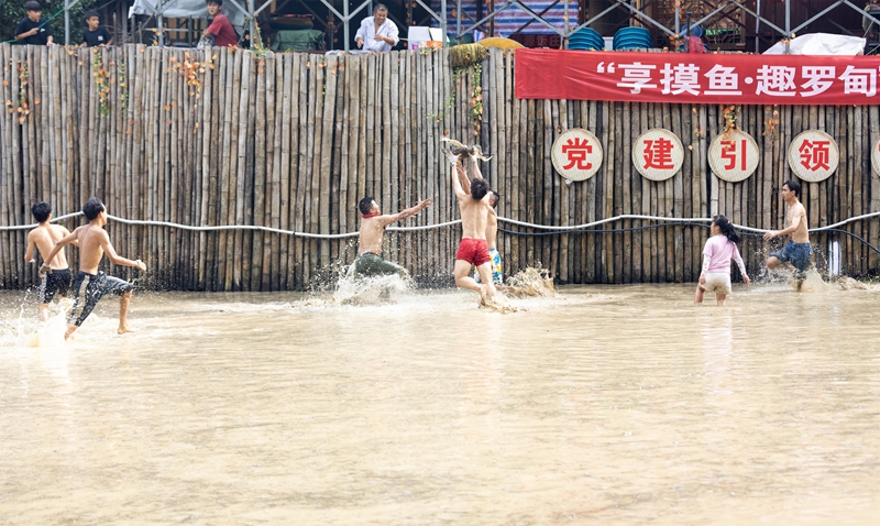 游客參與稻田摸魚活動(史傳鴻 攝).jpg