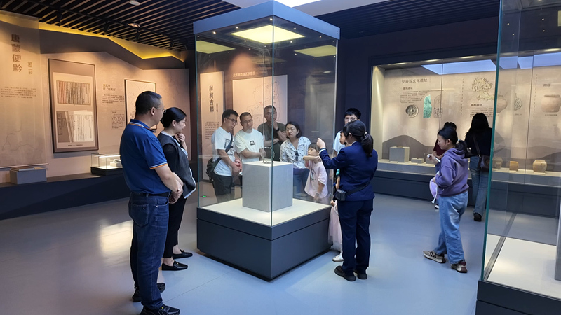 國慶假期安順市博物館人氣火爆 文化盛宴引游客紛至沓來。
