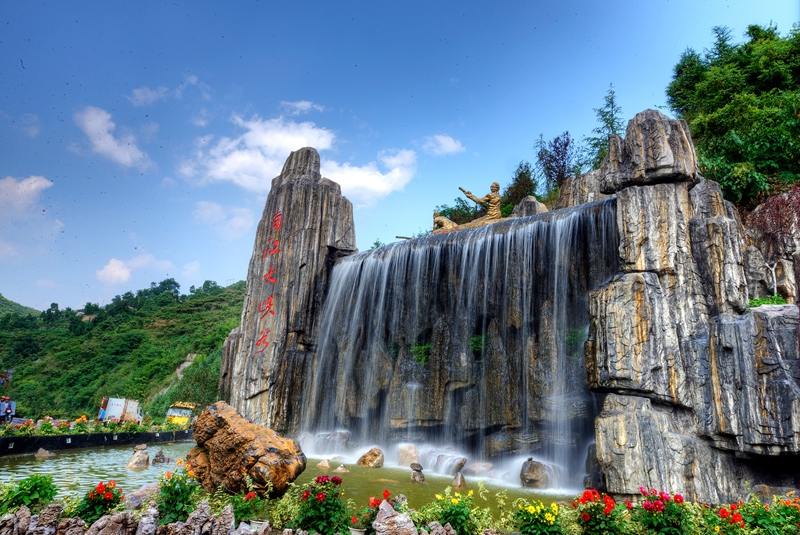 圖為：南江大峽谷