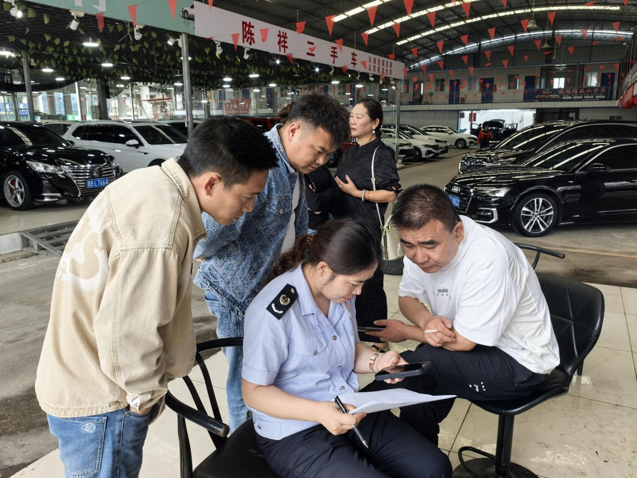 稅務人員為商戶講解政策。李思琪攝