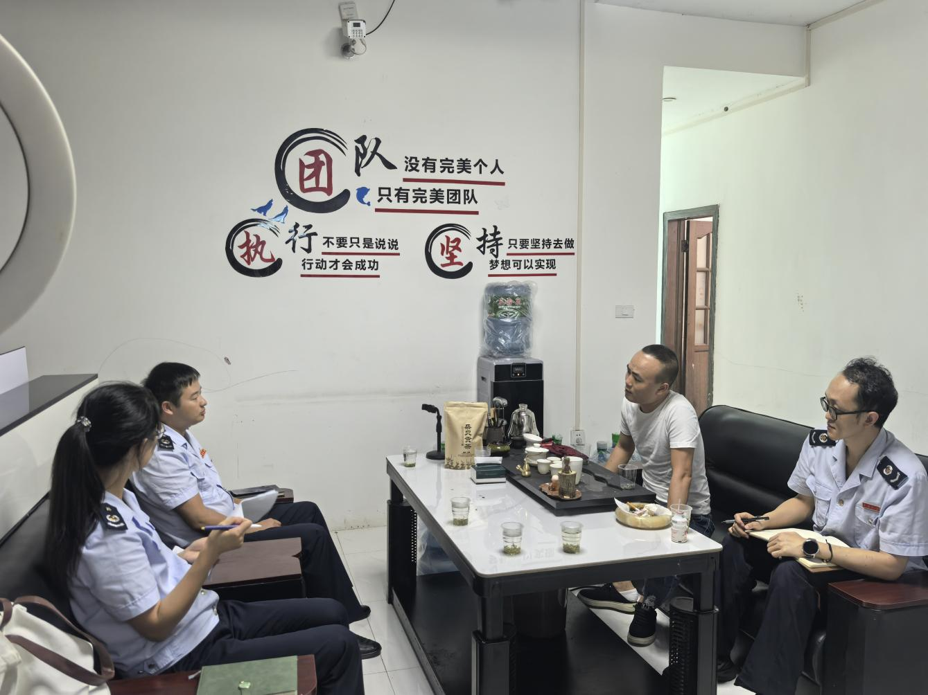 “枝己”志愿服務團隊走訪農產品電商企業。吳蓉攝