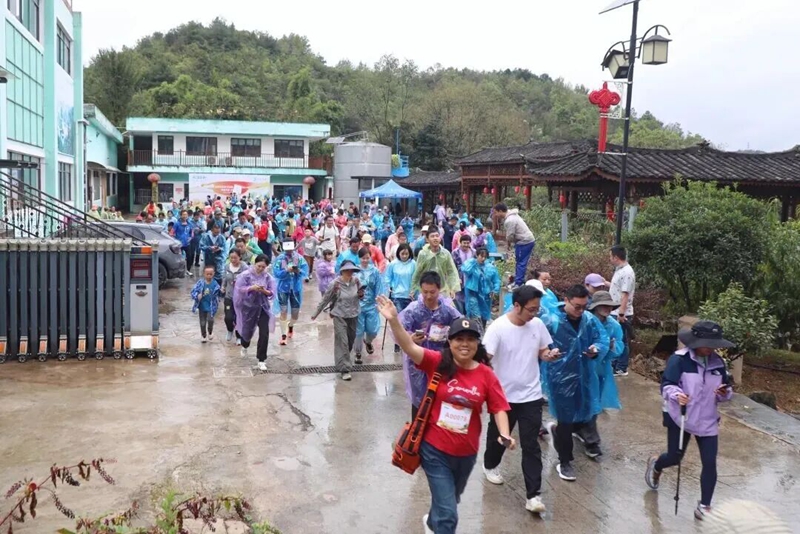 1、戶外愛好者齊聚朱昌鎮趙官村徒步。張奕妍 攝.jpg