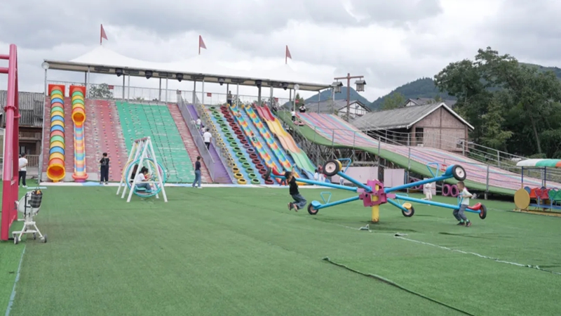 國慶第一天景區內小孩們正在玩耍 文銳攝.jpg