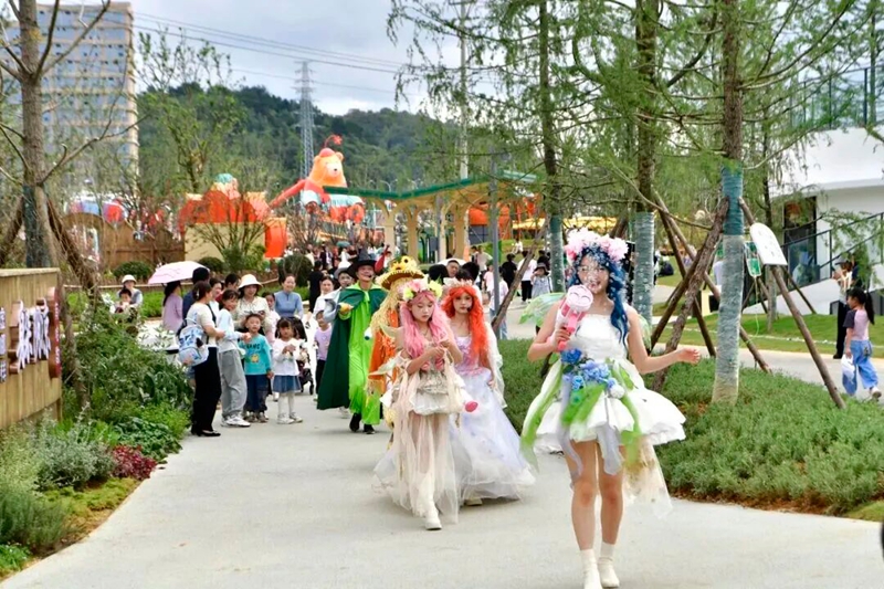 6、 “幻花樣young”內，舞臺劇演員巡游。張婷 攝.jpg