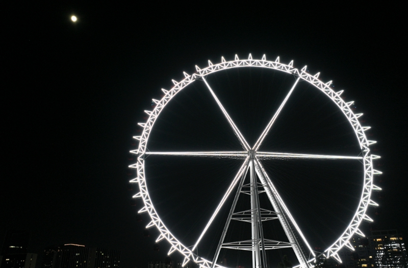7 、摩天輪與圓月相互映襯。鄭坤 攝.jpg