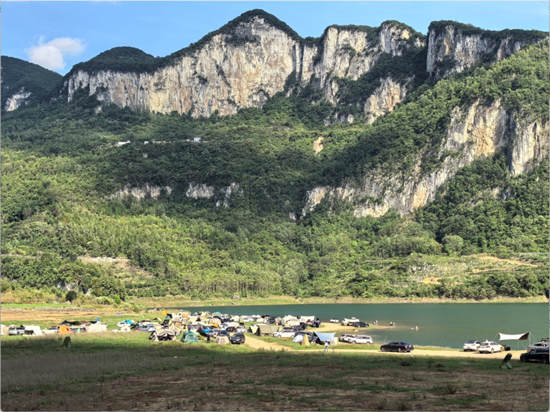 游客將帳篷安裝在碧綠的江邊。楊洋 攝.jpg